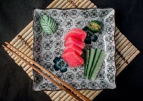piatto giapponese di pesce crudo 