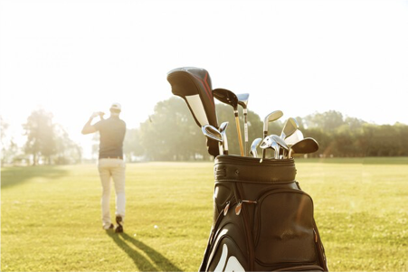 immagine di un uomo e l'attrezzatura da golf 