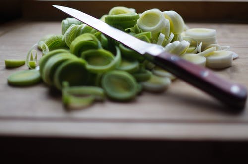 porro su tagliere con coltello 