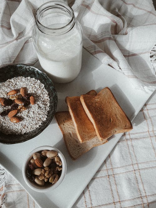 latte, biscotti, mandorle, noci antiossidanti 