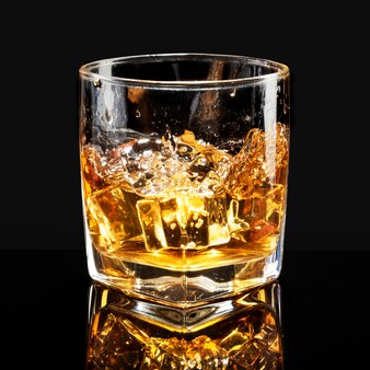 whisky in un bicchiere con ghiaccio