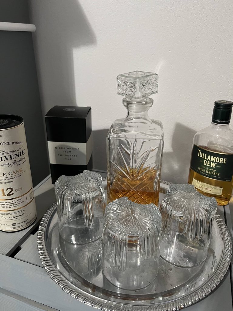 scotch e whisky su un vassoio d'argento