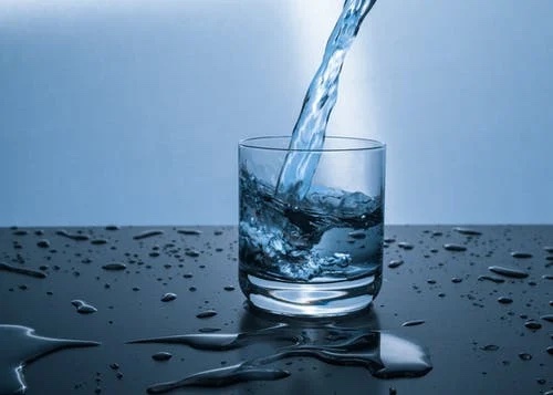 bicchiere dove viene versata dell'acqua