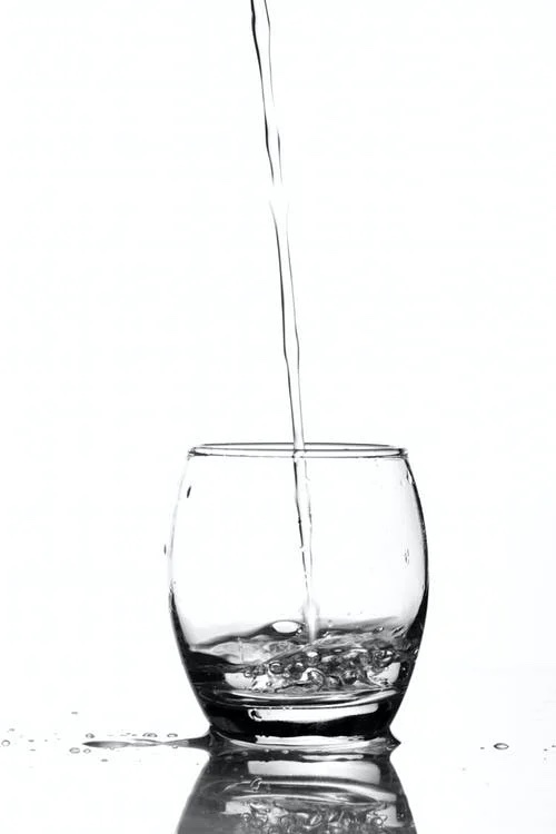 acqua versata in un bicchiere