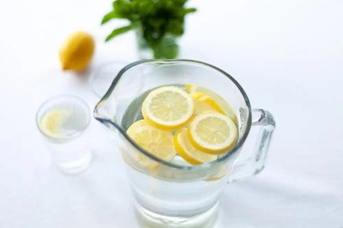 brocca d'acqua con scorze di limone 