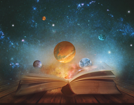 Libro dell'universo - libro magico aperto con pianeti e galassie. Elementi di questa immagine forniti dalla NASA